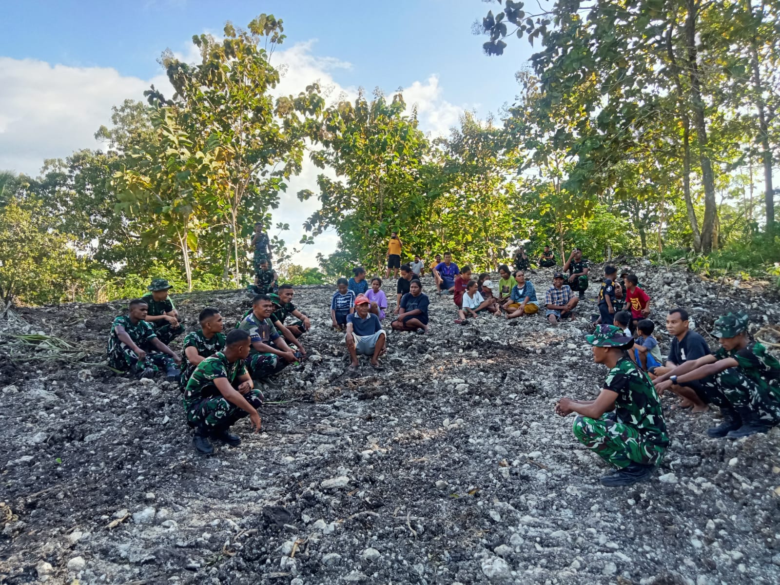 Potret Hangat TMMD di Ende, TNI dan Warga Aelipo Bersatu dalam Canda dan Kebersamaan