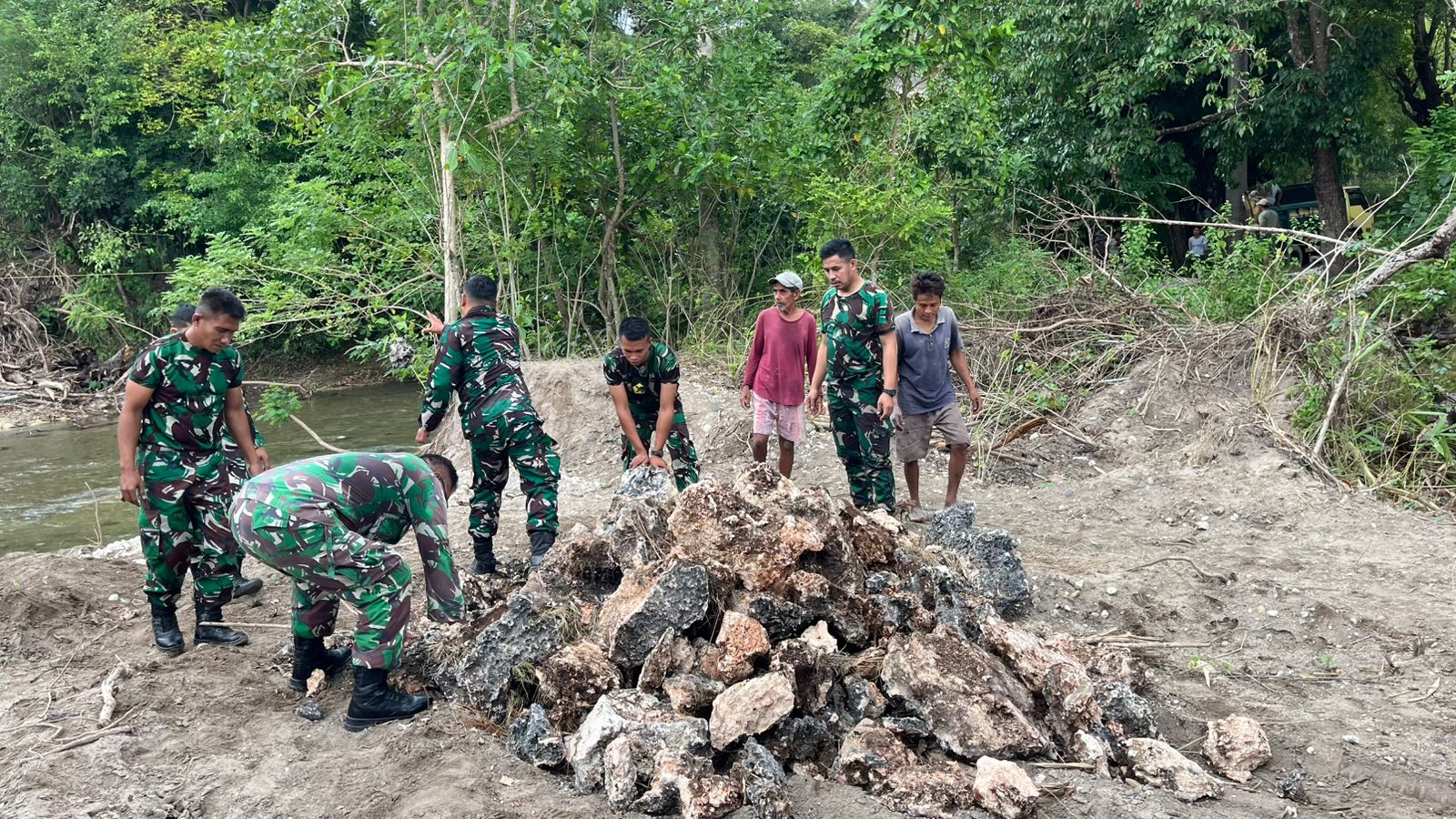 Kodim 1601/Sumba Timur dan Warga Gotong Royong Bangun Pondasi Jembatan Garuda