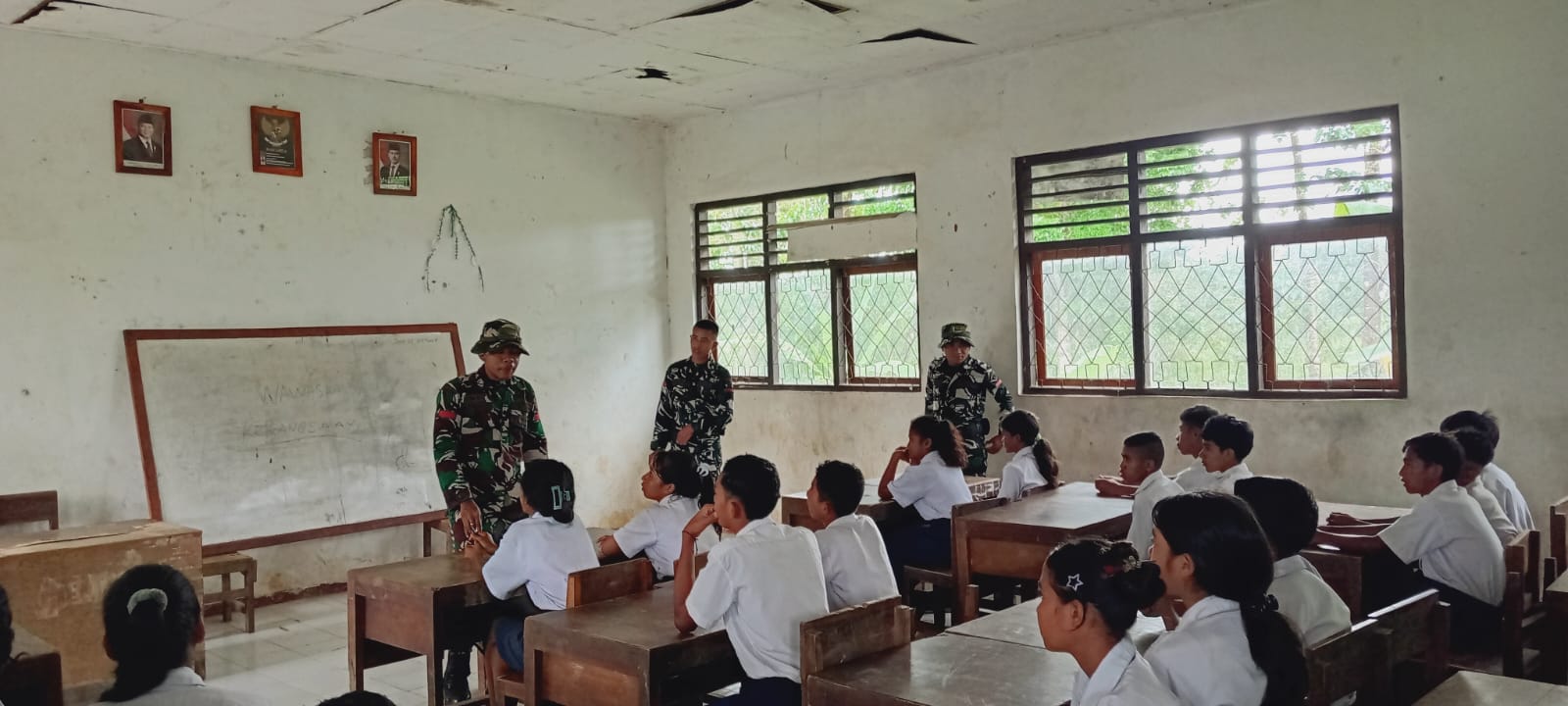 Melalui Program Non Fisik TMMD, Satgas Kodim 1629/SBD Edukasi Pelajar Tentang Cinta Tanah Air