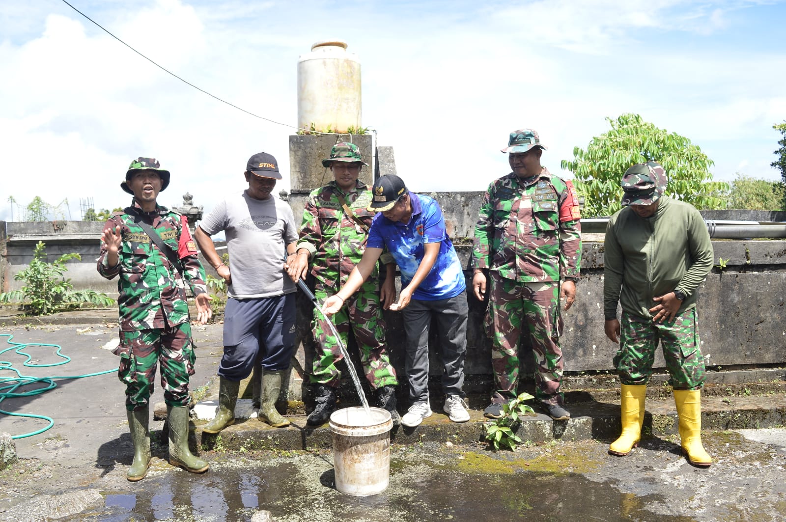 Sasaran Fisik Tambahan Program TMMD ke - 128 Kodim 1623/Karangasem Melaksanakan Pipanisasi Sepanjang 1000 Meter