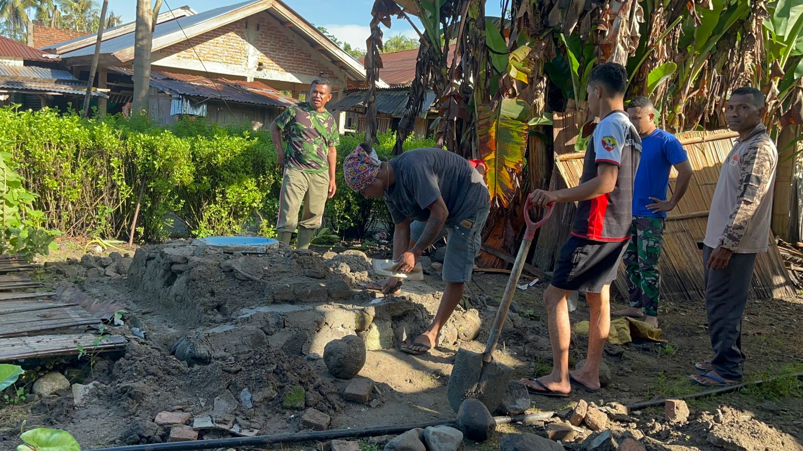 Satgas TMMD ke-128 Kebutan Pembangunan MCK di Aelipo, Warga Antusias Gotong Royong