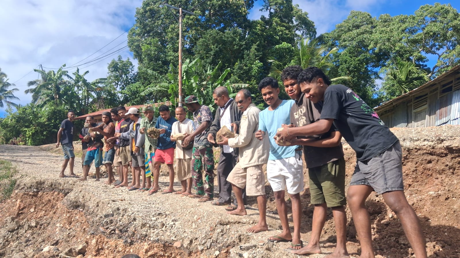 Sigap Tanggap Bencana, TNI dan Warga Pulihkan Akses Jalan Putus di Nekmese