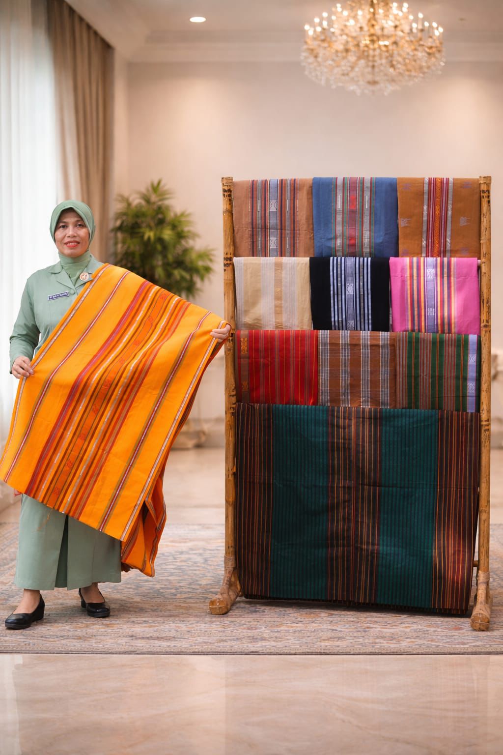 Tenun Pringgasela Bersinar di Persit Bisa 2, Karya Wastra Sasak yang Menyulap Tradisi Jadi Simbol Elegansi Nusantara