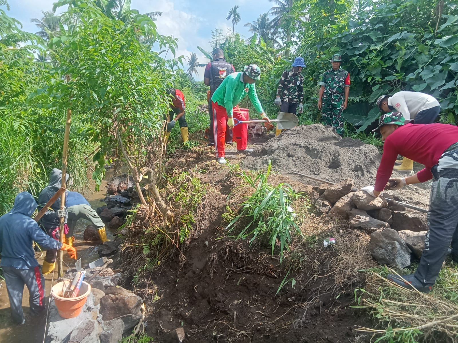 Kasdim Lombok Timur Tinjau Pembangunan Talud TMMD, Perkuat Jalan dan Cegah Longsor