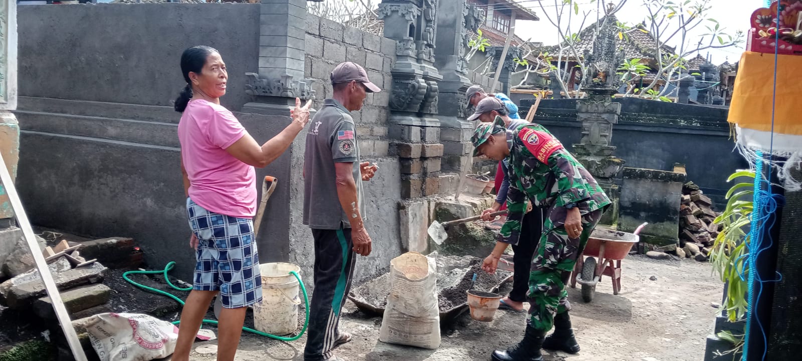 Sentuhan TNI di Desa, Babinsa Jatiluwih Bantu Perbaikan Tempat Ibadah Warga