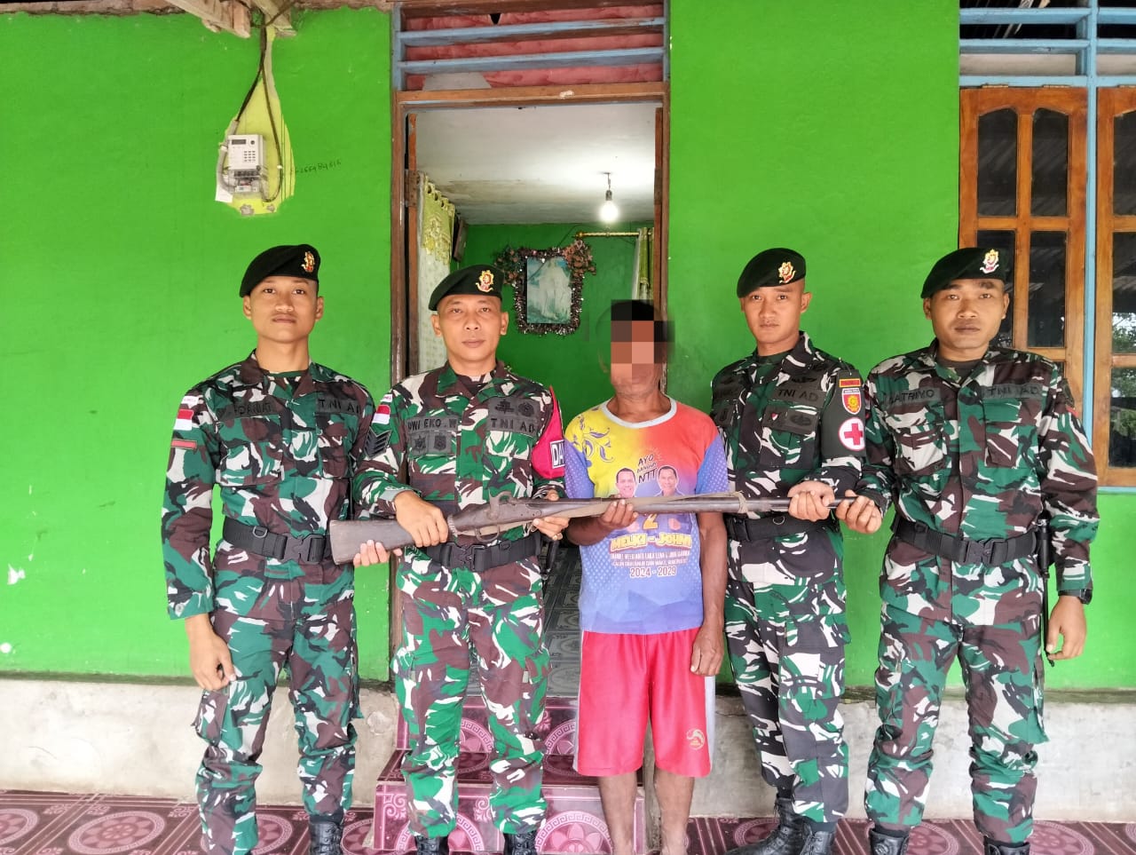 Satgas Yonarmed 12 Kostrad Sukses Bangun Kepercayaan, Senjata Lama Diserahkan Warga