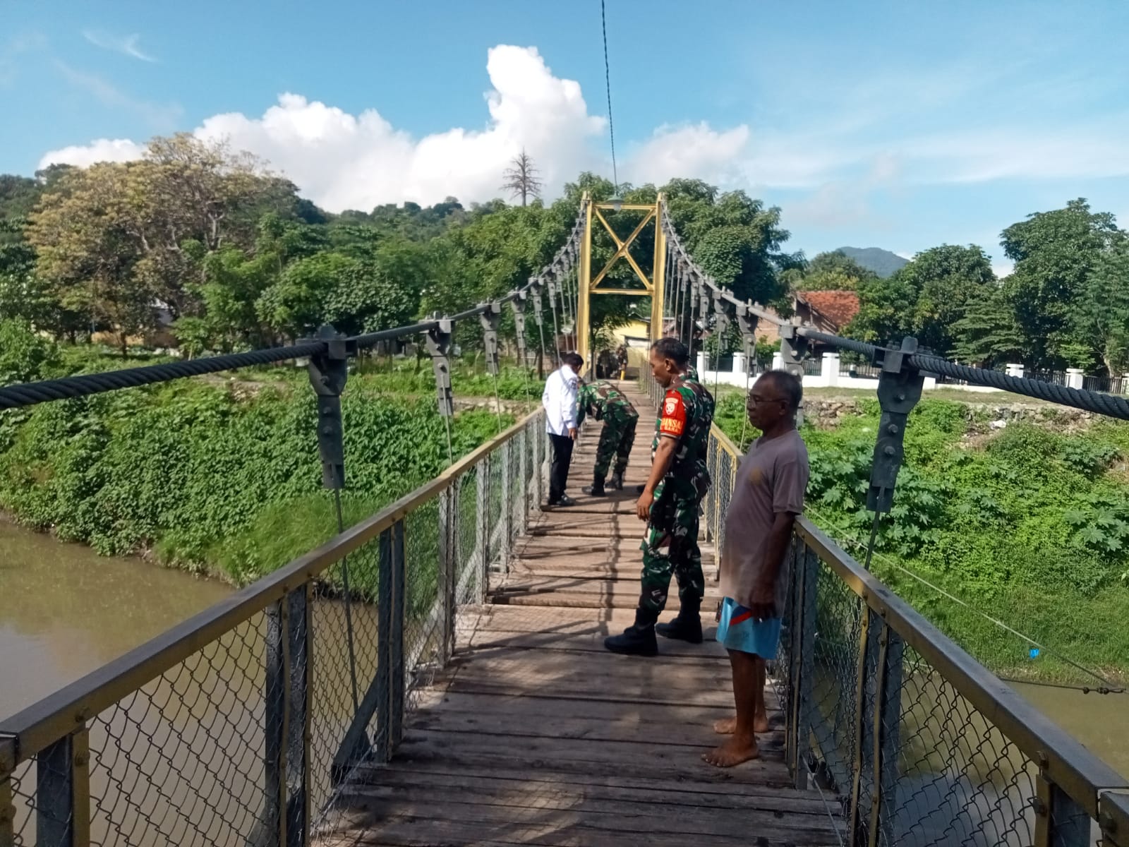 Tim Zidam-IX Udayana Lakukan Pengukuran Jembatan Bersama Babinsa dan Warga