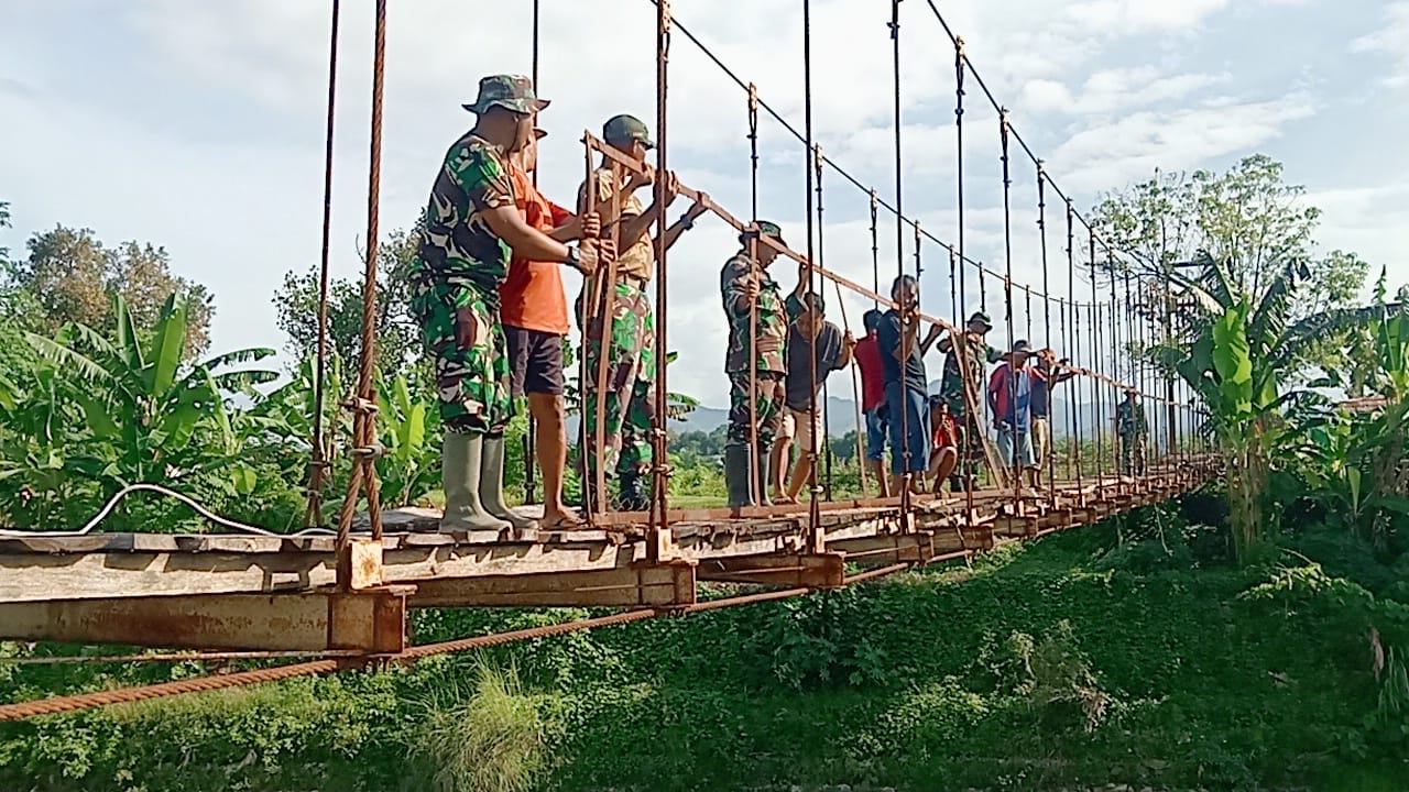 Sinergi TNI dan Warga Kelurahan Rontu Perbaiki Infrastruktur Jembatan Gantung