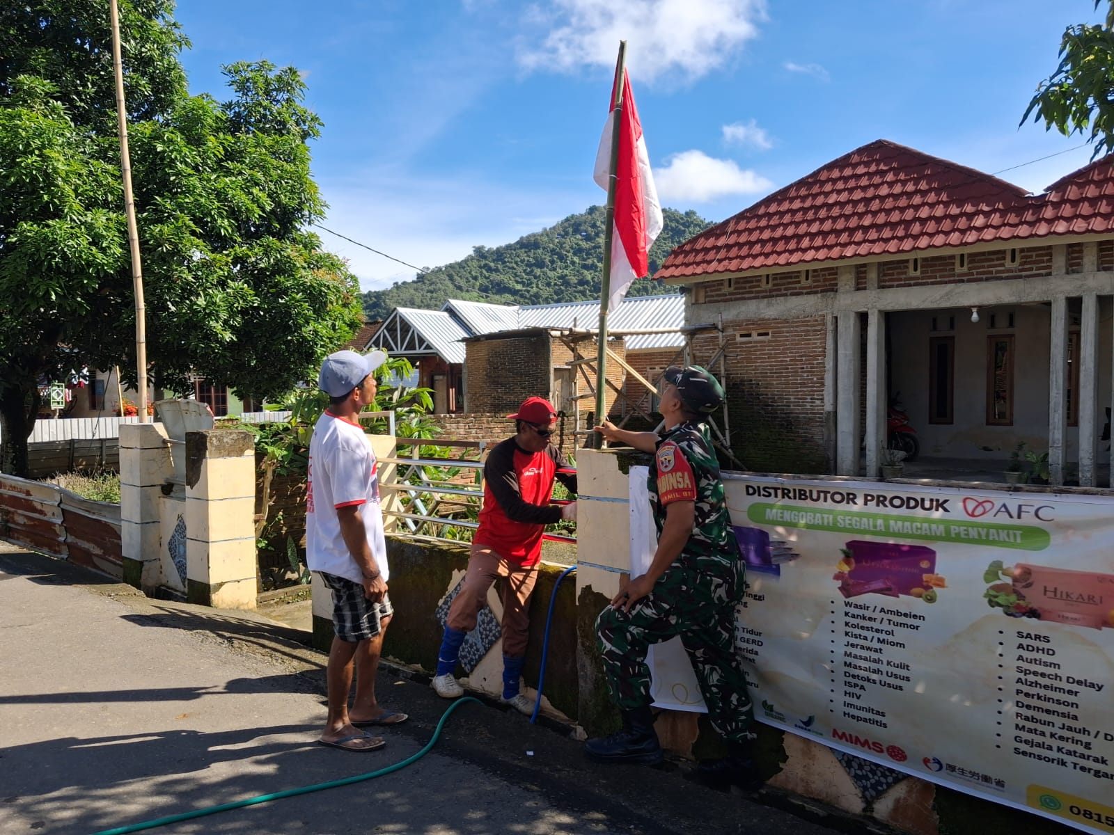 Tumbuhkan Nasionalisme, Babinsa Brang Rea Laksanakan Pemasangan Bendera Merah Putih