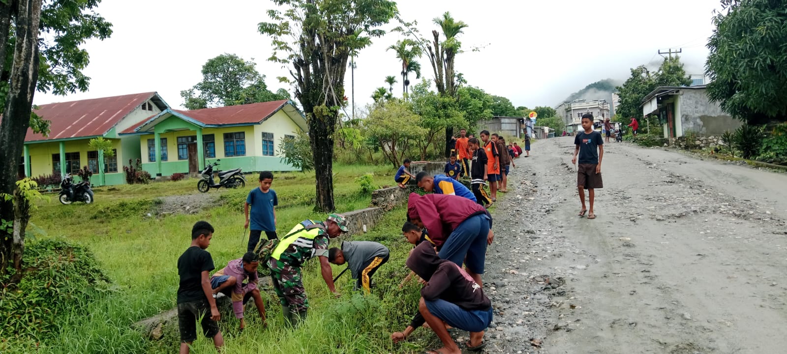 Wujudkan Lingkungan Sehat, Babinsa Miobar Bantu Bersihkan Halaman Sekolah