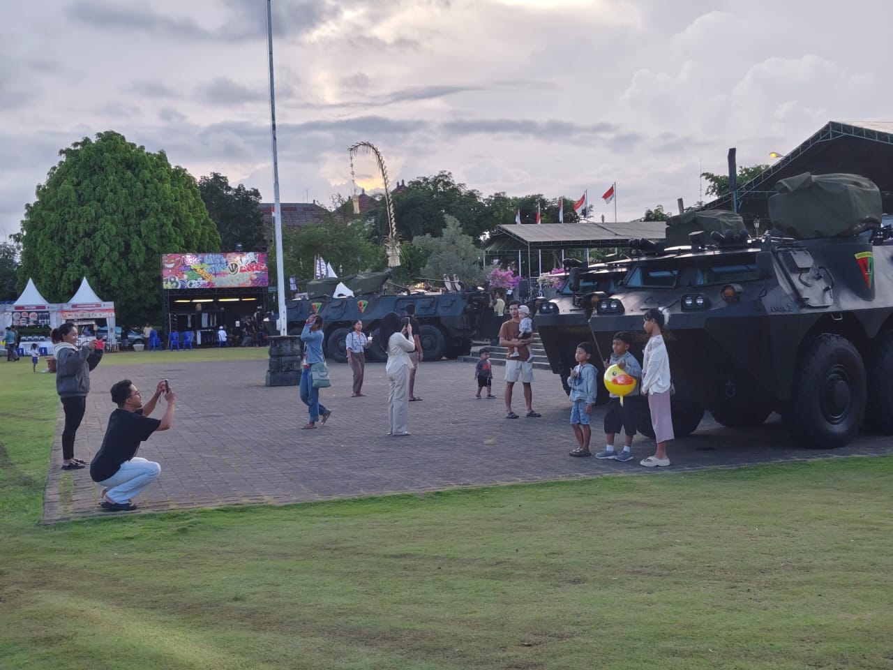 Festival Semarapura Ke 8, Alutsista Rantis Anoa Jadi Tempat Favorit Swa Foto Masyarakat