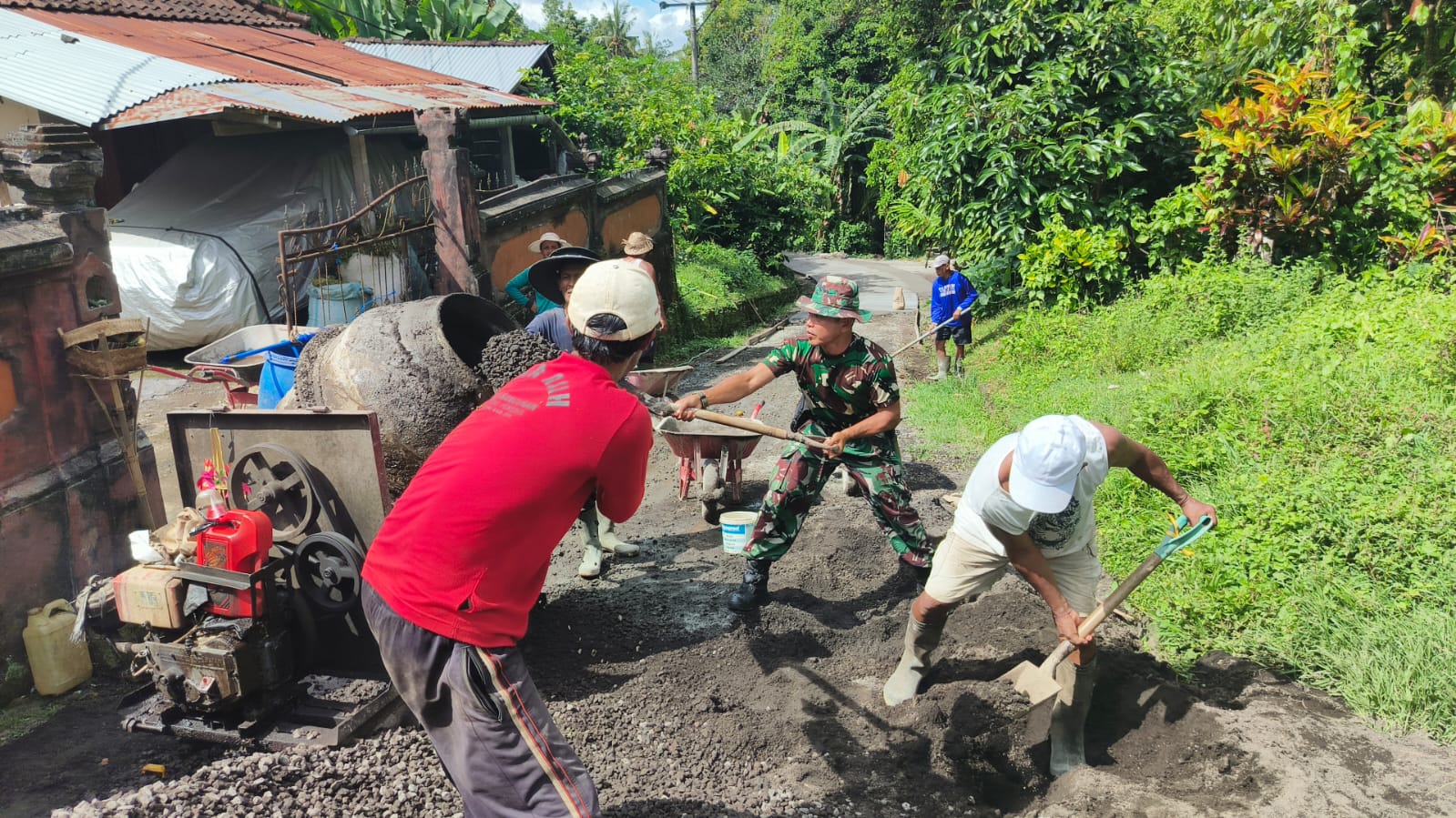 Babinsa Pesagi Pimpin Gotong Royong, Jalan Antar Banjar 80 Meter Kini Lebih Layak