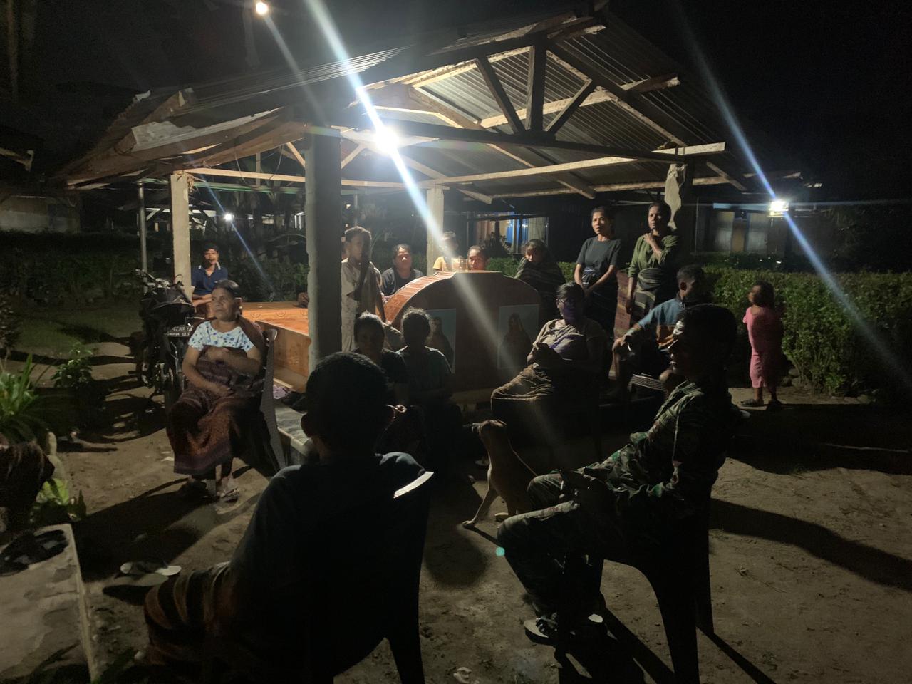 Pererat Kemanunggalan, Satgas TMMD Kodim 1602/Ende Kunjungi Warga di Malam Hari
