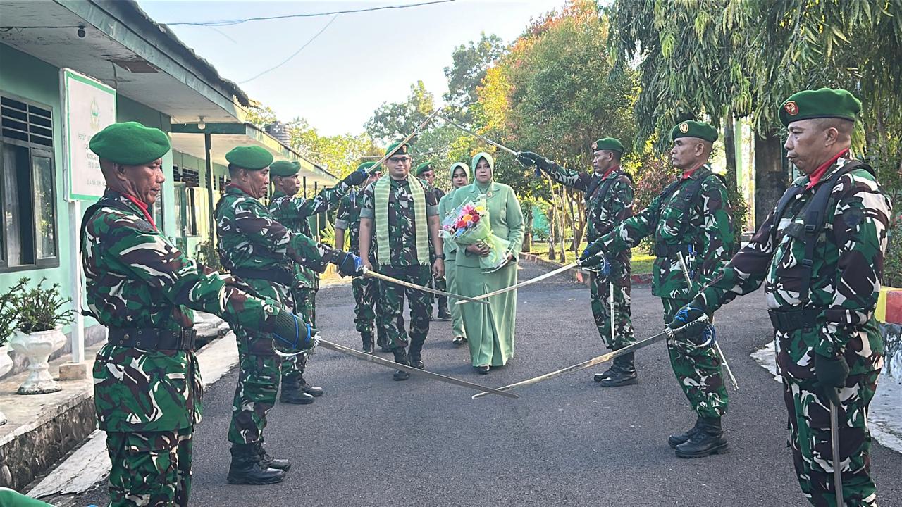 Tradisi Satuan Iringi Pelepasan Dandim 1614/Dompu ke Tugas Baru