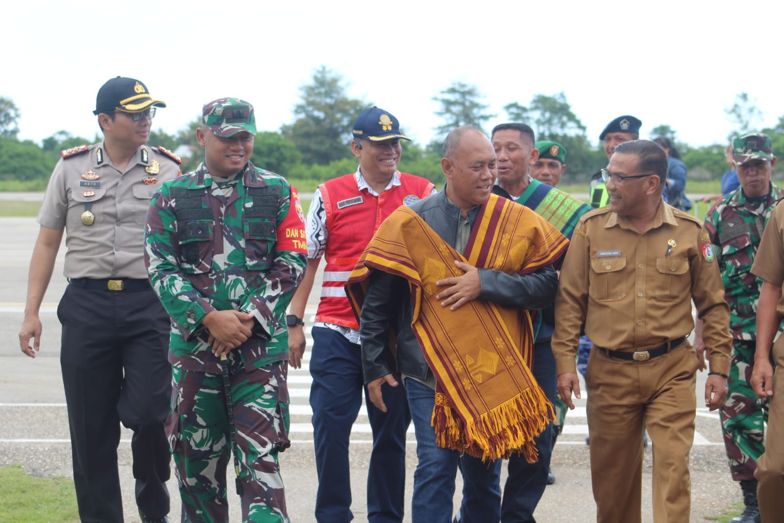 Dandim 1629/SBD dan Forkopimda Sambut Kunjungan Wasev TMMD ke-128 di Bandara Lende Kalumbang