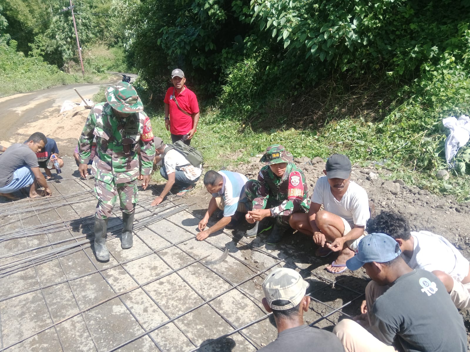 Babinsa Koramil 1630-01/Komodo Pimpin Karya Bakti, Jalan Tanjakan Wate Diperbaiki Secara Swadaya