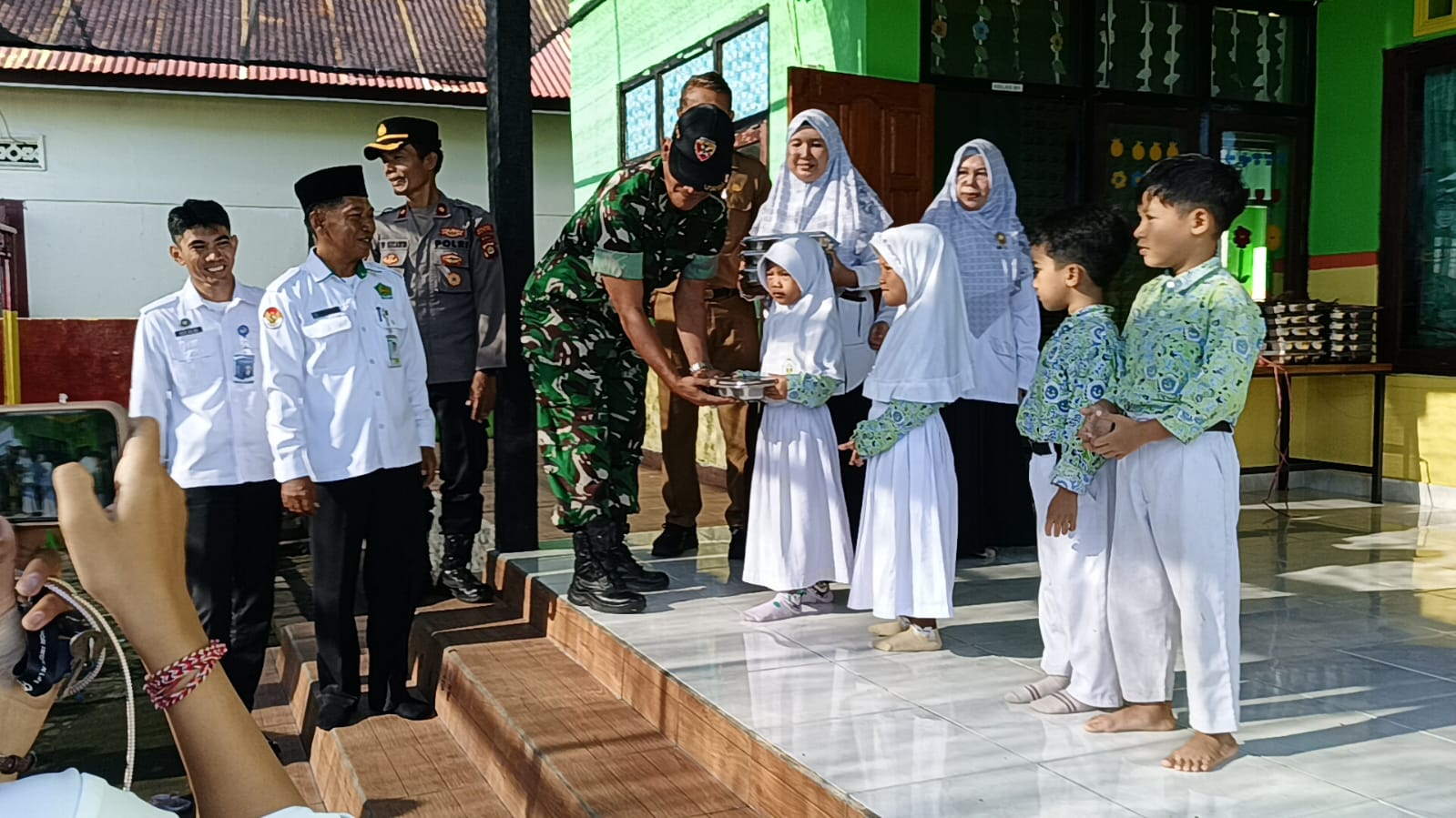 Ratusan Pelajar Terima Manfaat, TNI Hadir dalam Launching SPPG di Buleleng