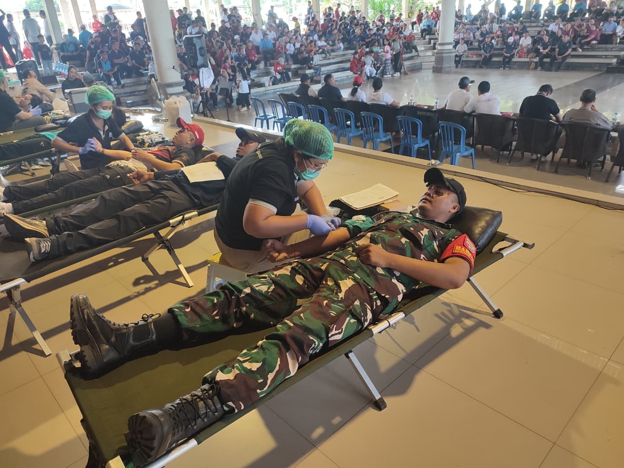 TNI Peduli Kemanusiaan, Prajurit Kodim Klungkung Sumbangkan Darah Di HUT Ke 7 BPD Kabupaten Klungkung