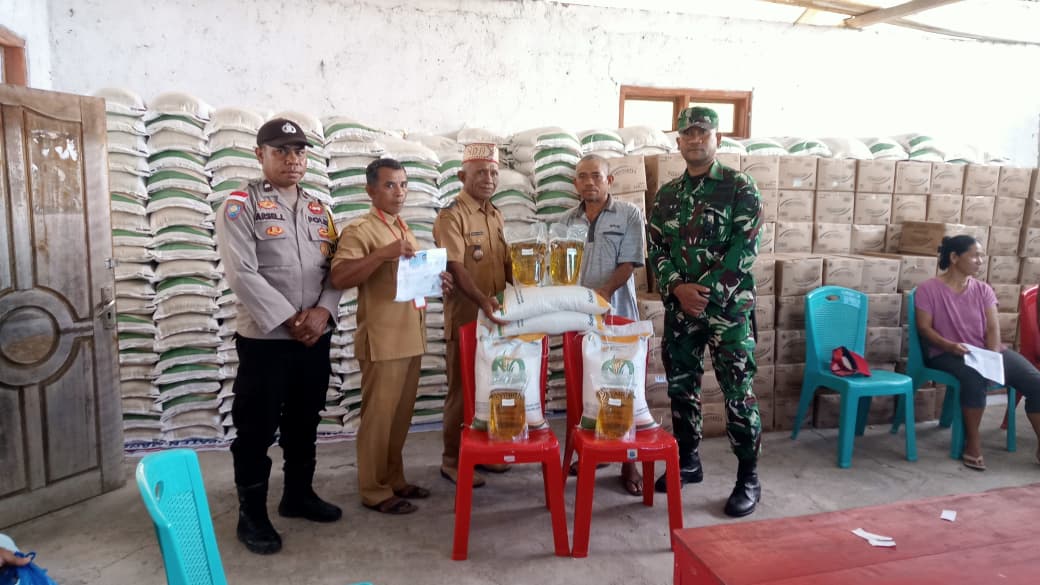 Koramil 1612-05/Satar Mese Hadir di Tengah Warga, Kawal Bantuan Pangan dari Bulog