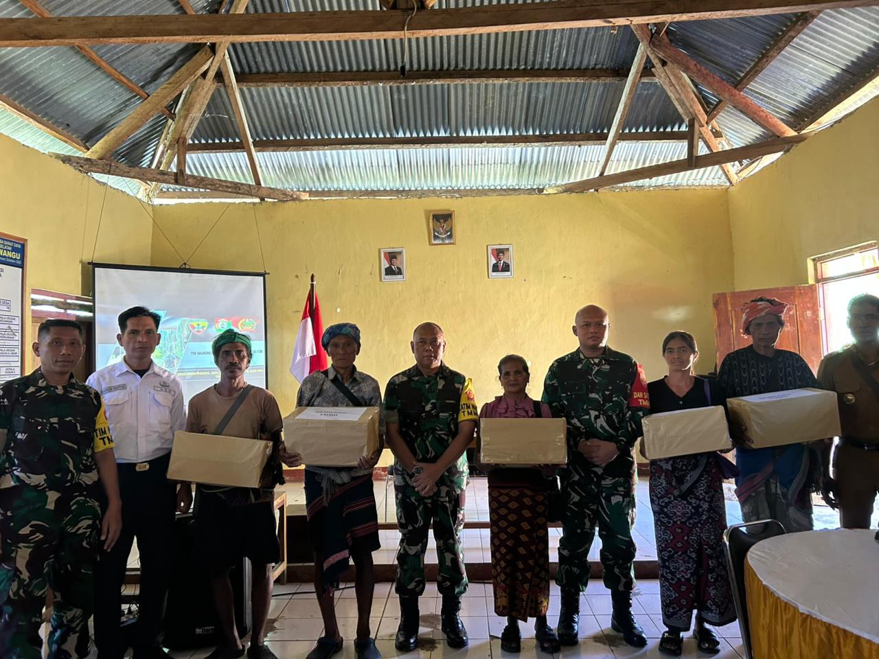 Satgas TMMD Ke-128 Kodim 1629/SBD Bagikan Sembako, Wujud Nyata Kepedulian TNI untuk Warga