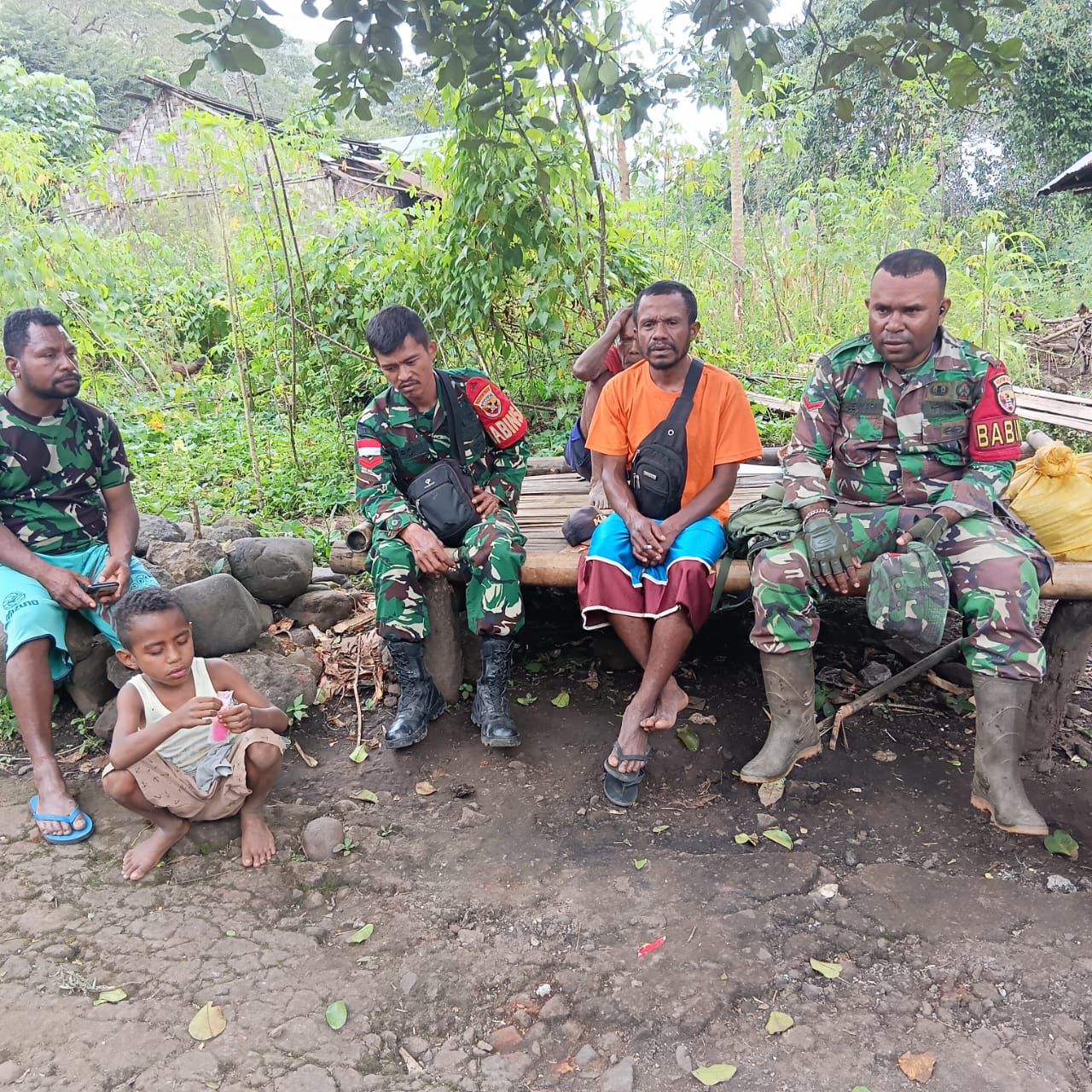 Jaga Kamtibmas, Babinsa dan Anggota TNI Turun Langsung ke Masyarakat