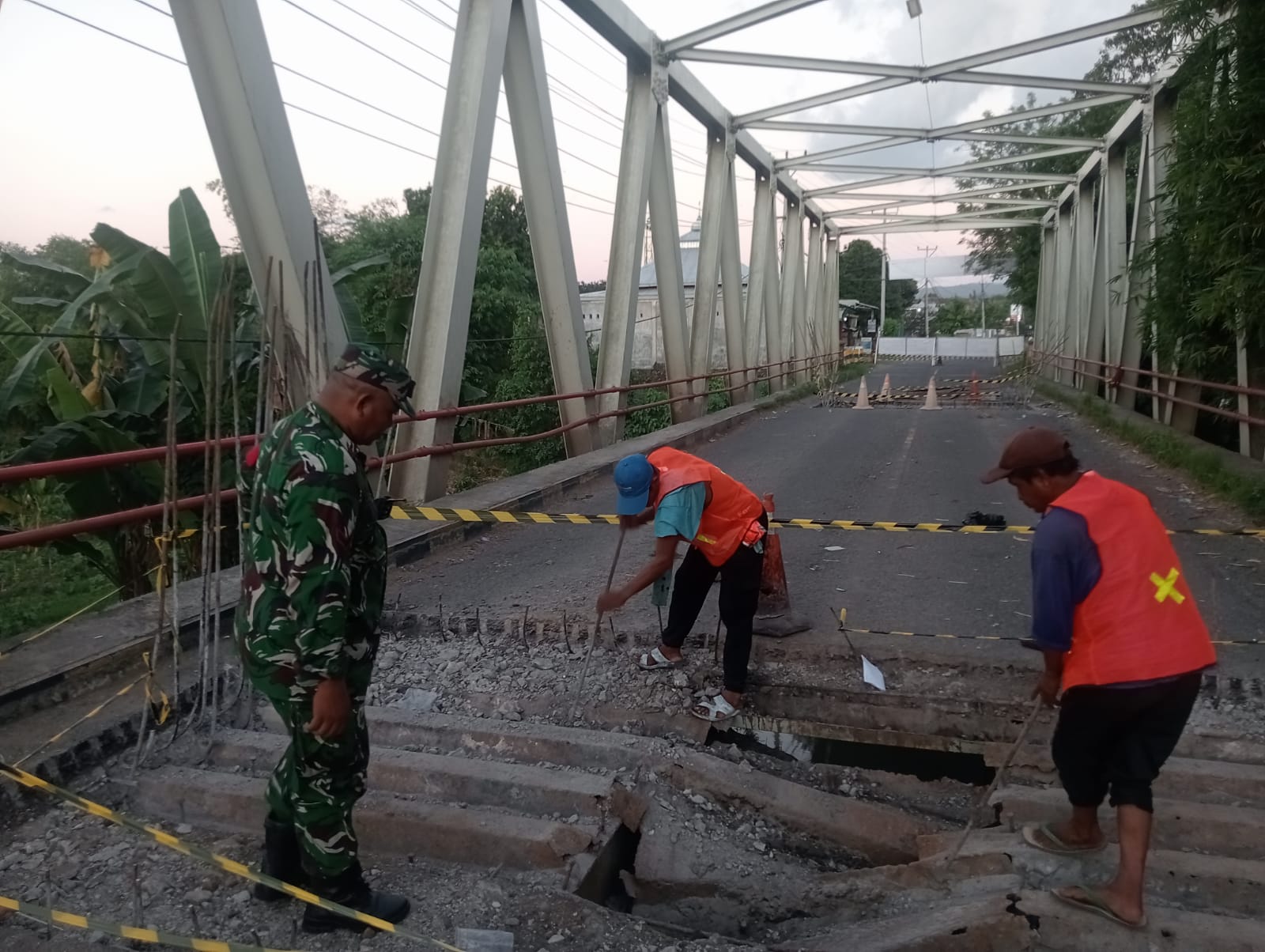Babinsa Desa Matua Koramil 1614-01/DompuAktif Kawal Perbaikan Jembatan, Utamakan Keselamatan Warga