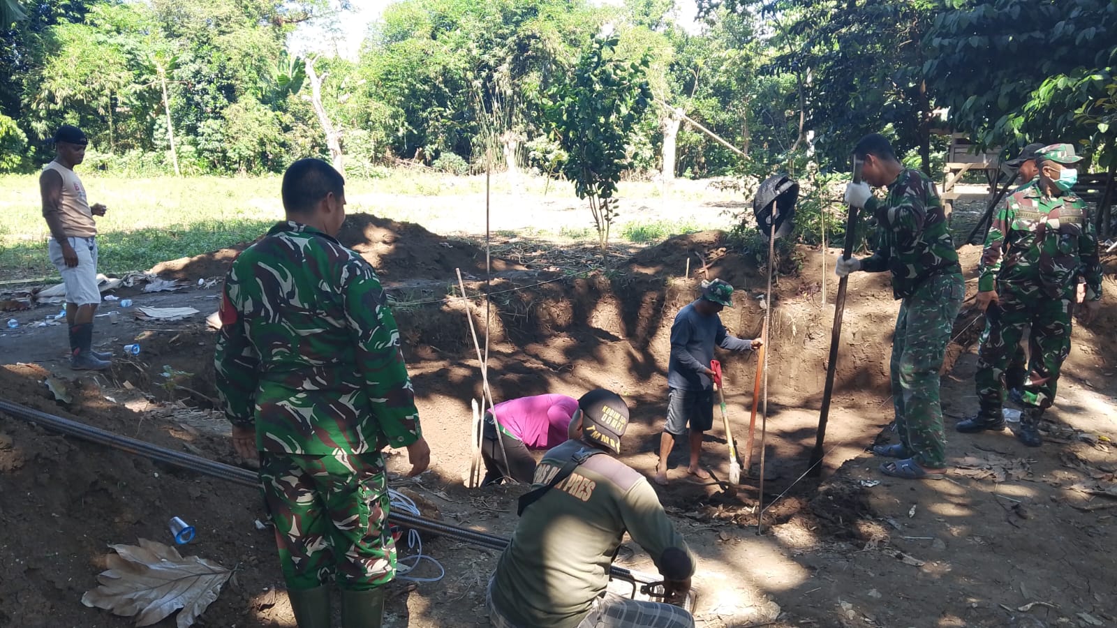 Kodim 1614/Dompu Bersama Warga Bahu Membahu Gali Pondasi Jembatan Perintis Garuda