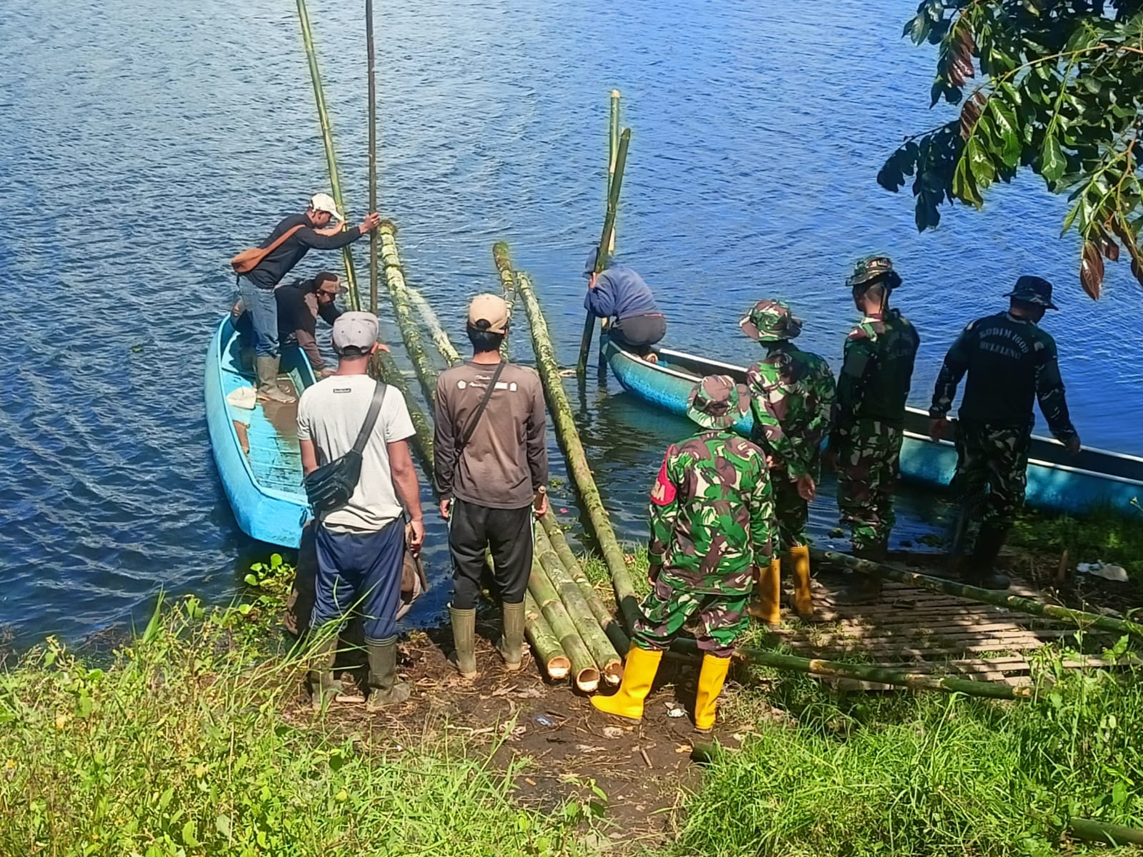 Sinergitas TNI dan Masyarakat Percepat Penanganan Gulma di Danau Buyan