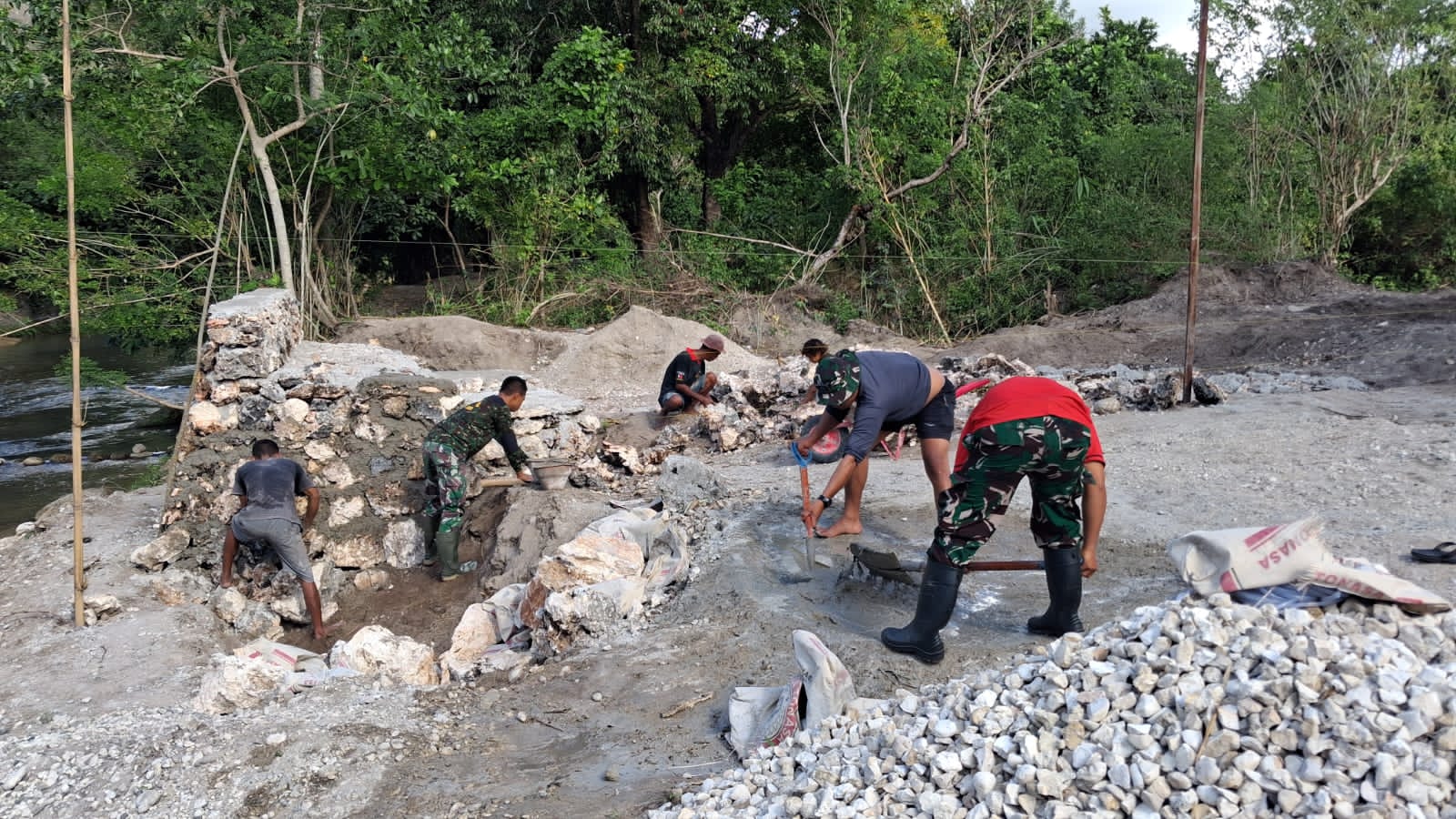 Kodim 1601/Sumba Timur dan Warga Kompak Kebut Pembangunan Jembatan Garuda Wangga