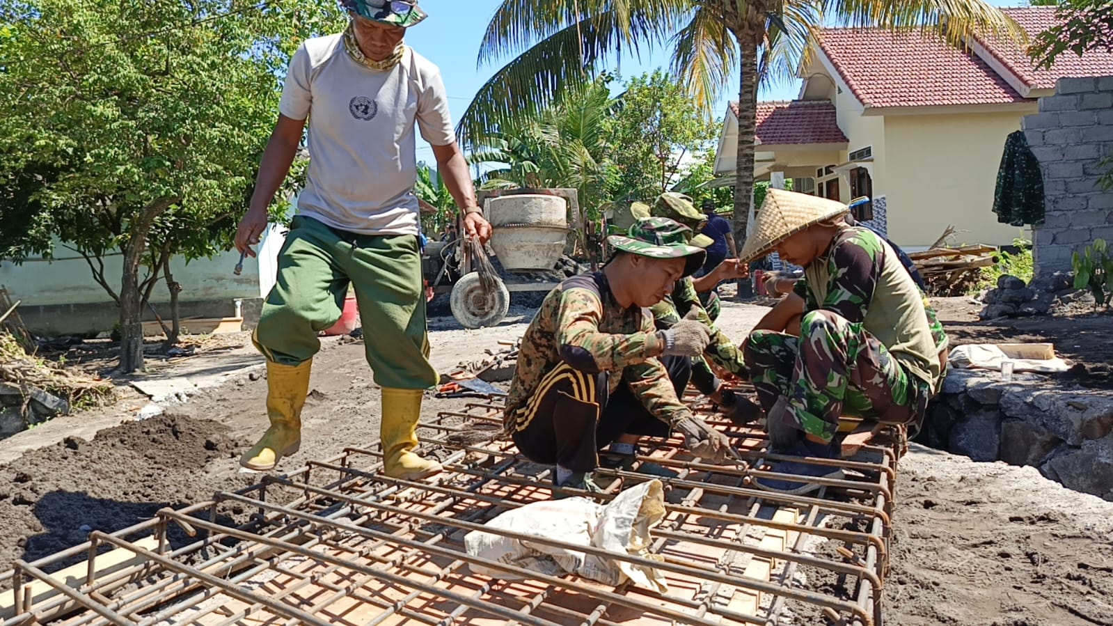 Satgas TMMD Ke-128 Kodim 1615/Lotim Kebut Pengerjaan Rabat Jalan Usaha Tani Demi Akses Petani