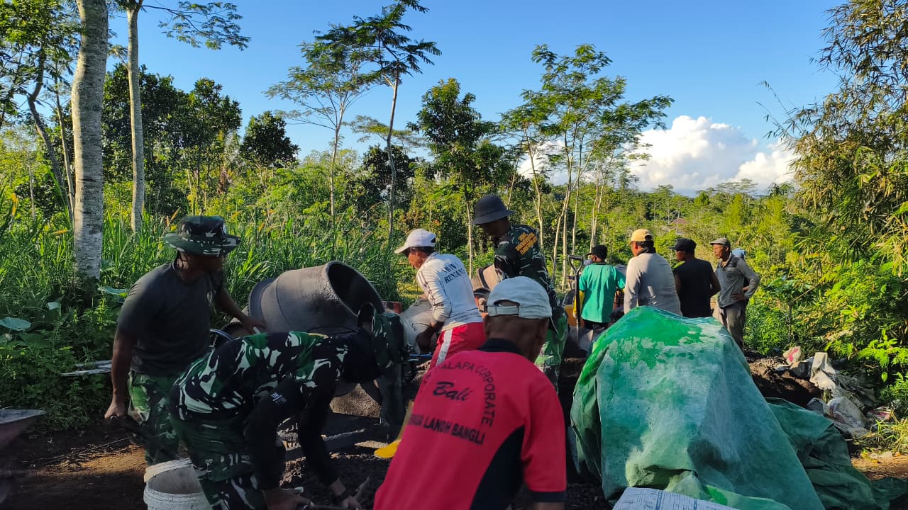 Sinergi TNI dan Warga, Progres Pembangunan Jalan Rabat Beton TMMD ke- 128/Kodim Karangasem Tembus 72,85 Persen.