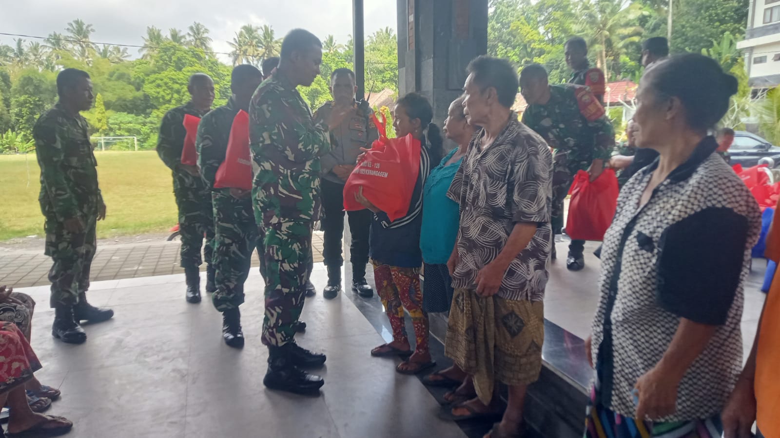 Dansatgas TMMD ke 128 Kodim 1623/Karangasem bagikan 100 paket sembako kepada Masyarakat