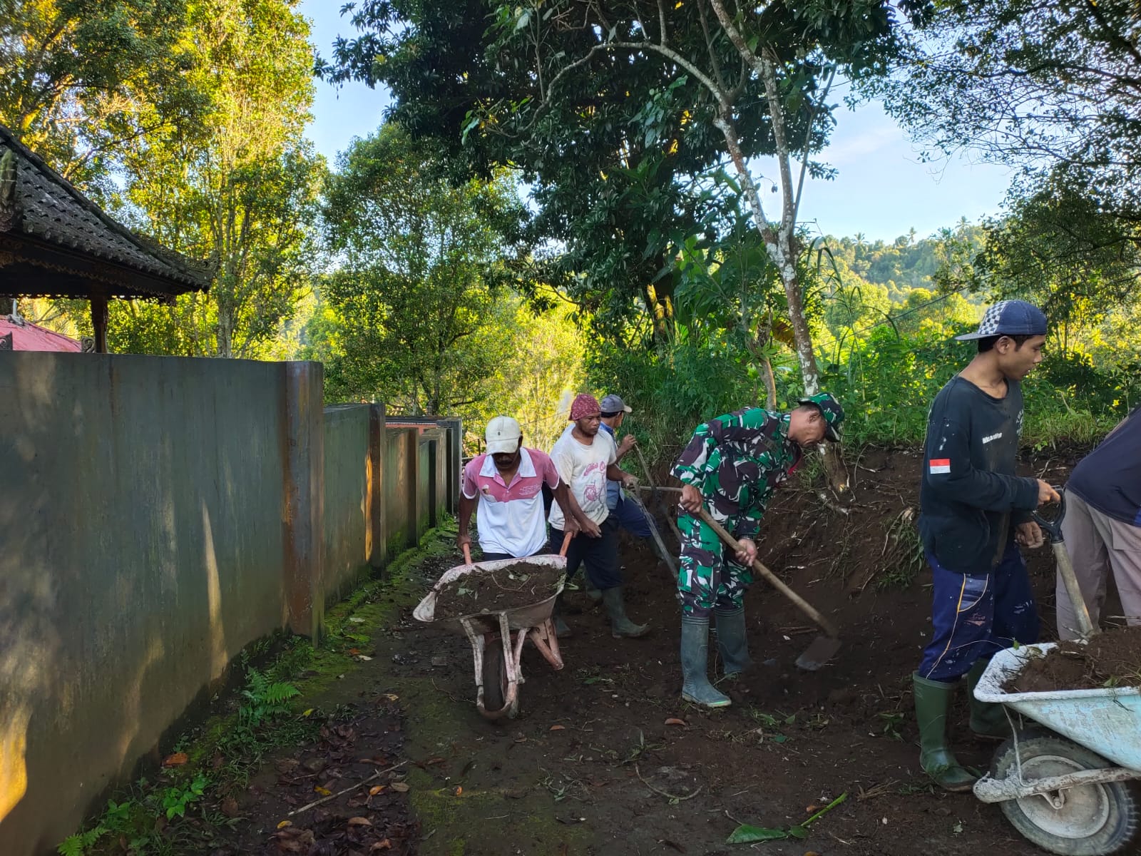 Kebersamaan TNI dan Masyarakat Warnai Gotong Royong di Desa Munduk