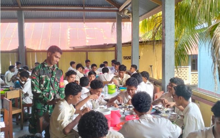 Program MBG di Flores Timur Berjalan Lancar, Babinsa Turut Lakukan Pendampingan