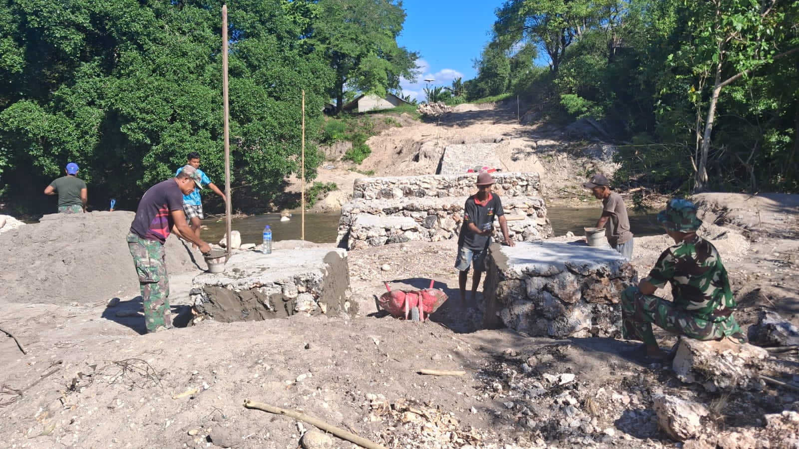Kodim 1601/Sumba Timur dan Warga Kompak Cor Tiang Penahan Tali Seling Jembatan Garuda