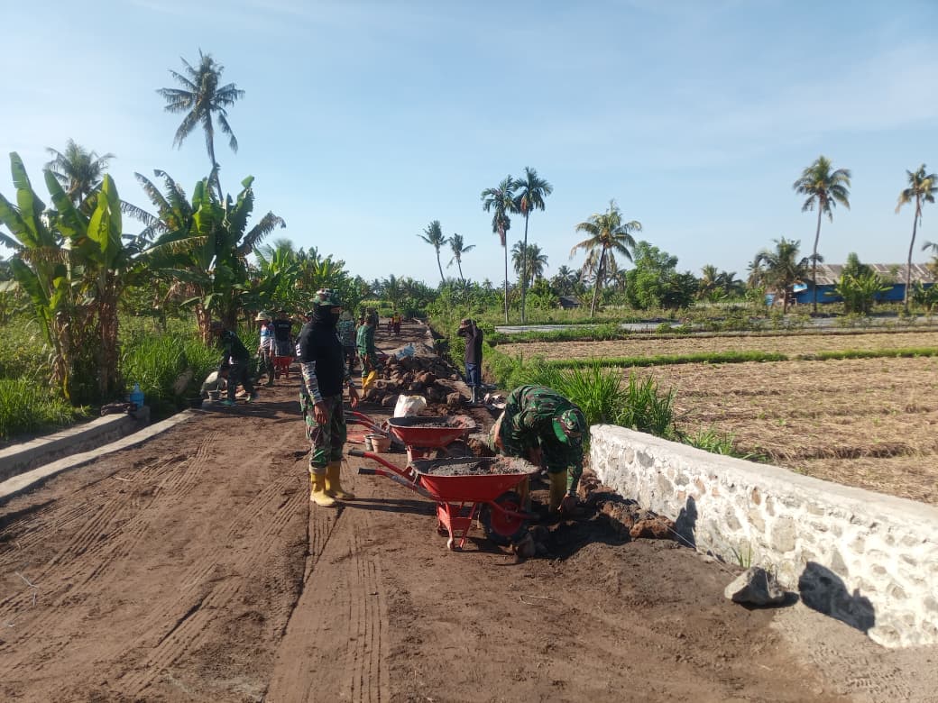 Satgas TMMD ke-128 Kodim 1615/Lotim dan Warga Kompak Bangun Talud Irigasi di Suralaga