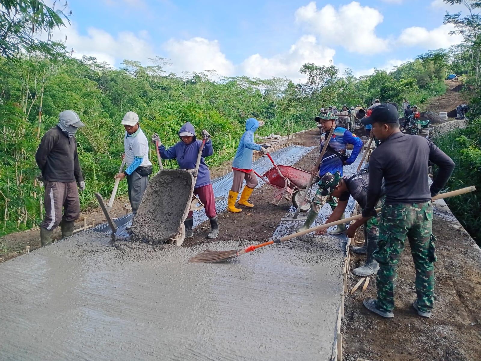 Capaian TMMD ke-128 Kodim 1623/Karangasem, Pembangunan Jalan Rabat Beton 1.450 Meter Tembus 94,11%.