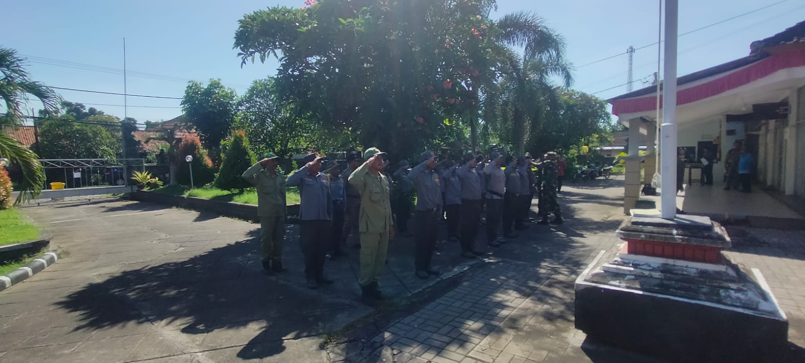 Linmas Gerokgak Makin Solid dan Disiplin Usai Terima Pembekalan Materi PBB dari Personel Koramil