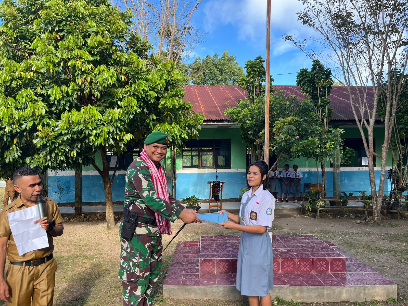 Dandim 1621/TTS Jadi Pembina Upacara di Kesetnana, Ingatkan Siswa Disiplin dan Bijak Gunakan Handphone