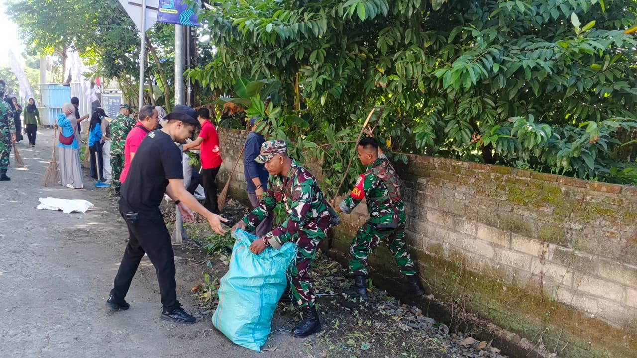 TNI dan Warga Pemenang Bersihkan Jalur Bangsal Bersama