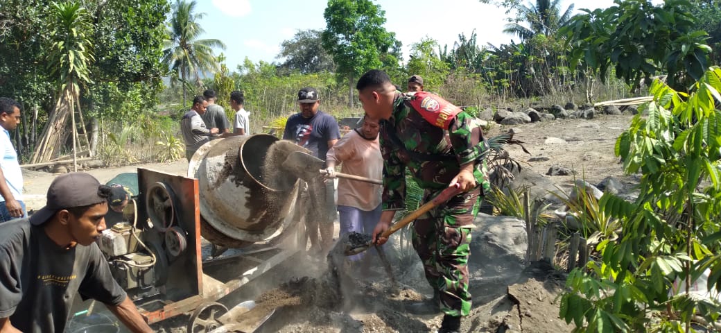 Kepedulian Babinsa di Wilayah Binaan, Bantu Warga Bangun Rumah Secara Gotong Royong