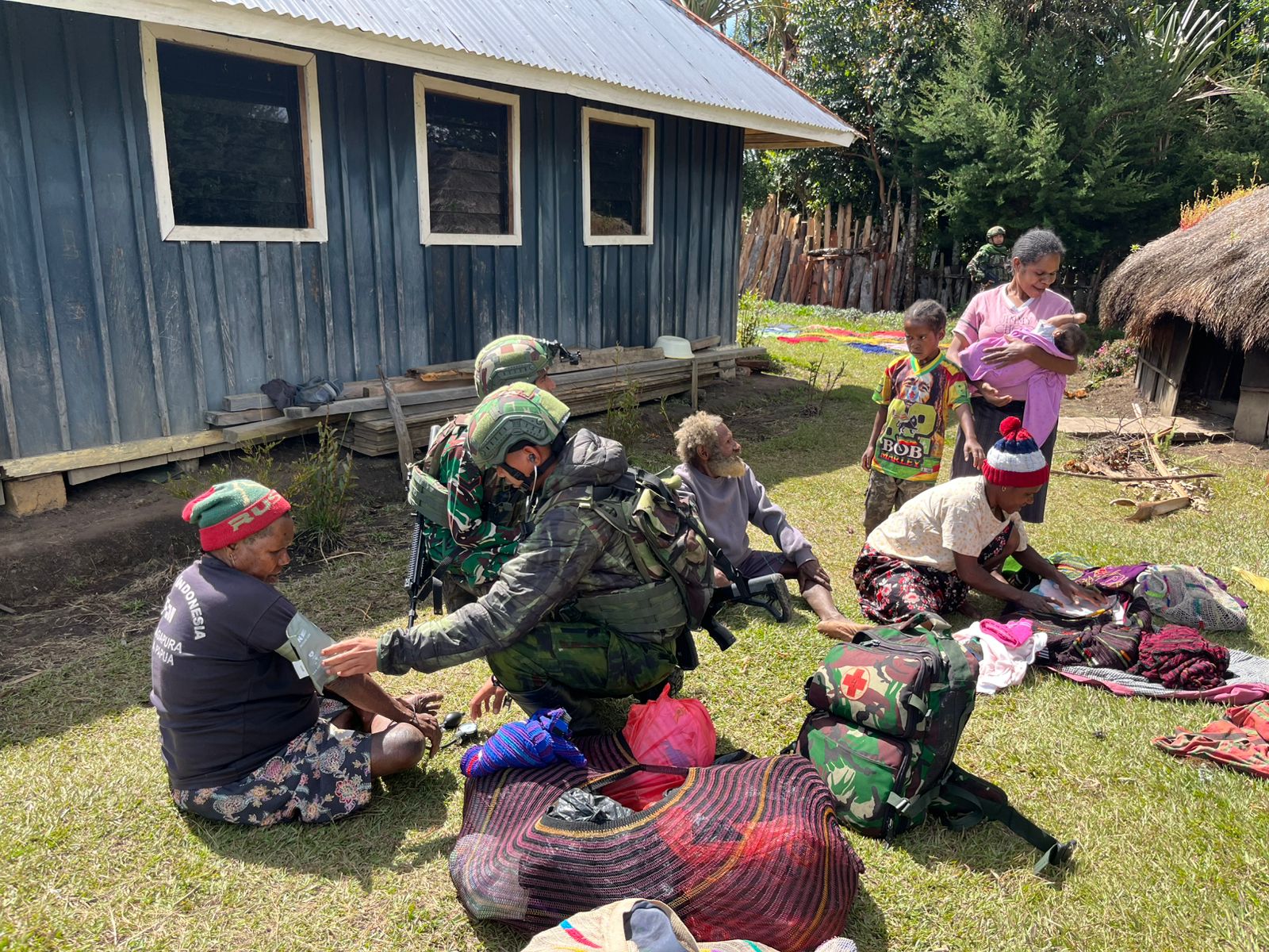 Wujud Kepedulian TNI, Satgas Yonif 742/SWY Hadirkan Pengobatan Gratis bagi Warga Ninggeyagin