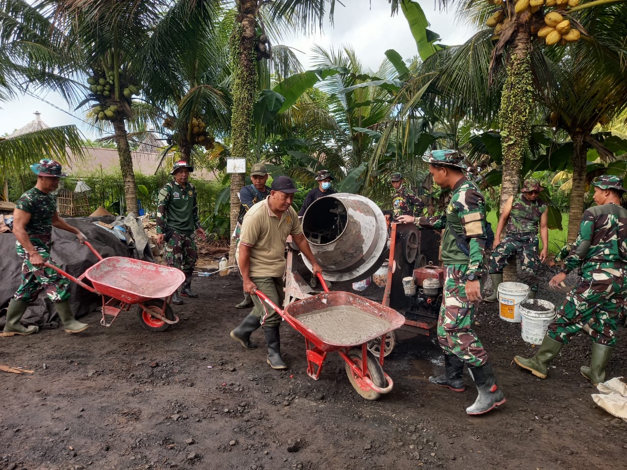 Kodim 1616/Gianyar dan Warga Bangun Senderan Jalan Subak di Ubud, Perkuat Akses Petani dan Wisatawan