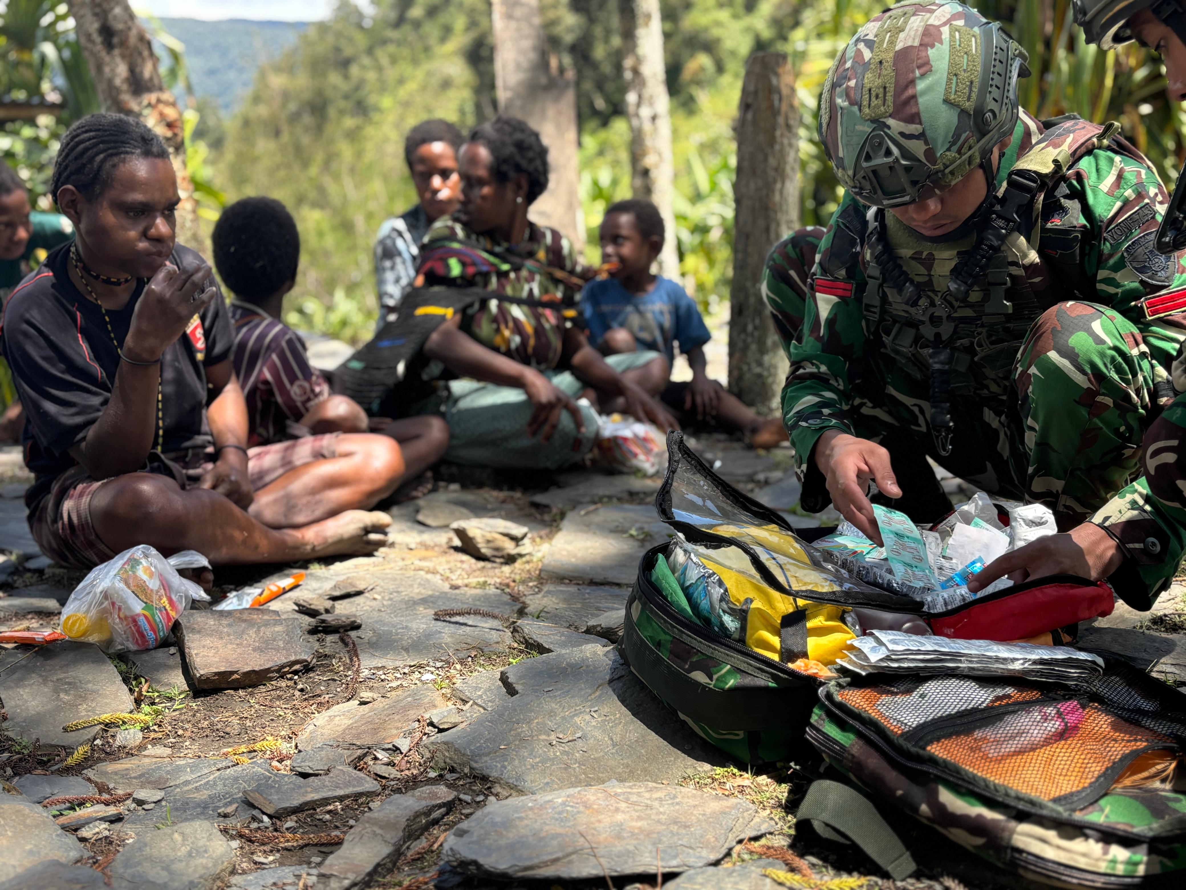 Satgas Yonif 743/PSY Datangi Rumah Warga di Papua, Hadirkan Layanan Kesehatan Gratis hingga ke Pelosok
