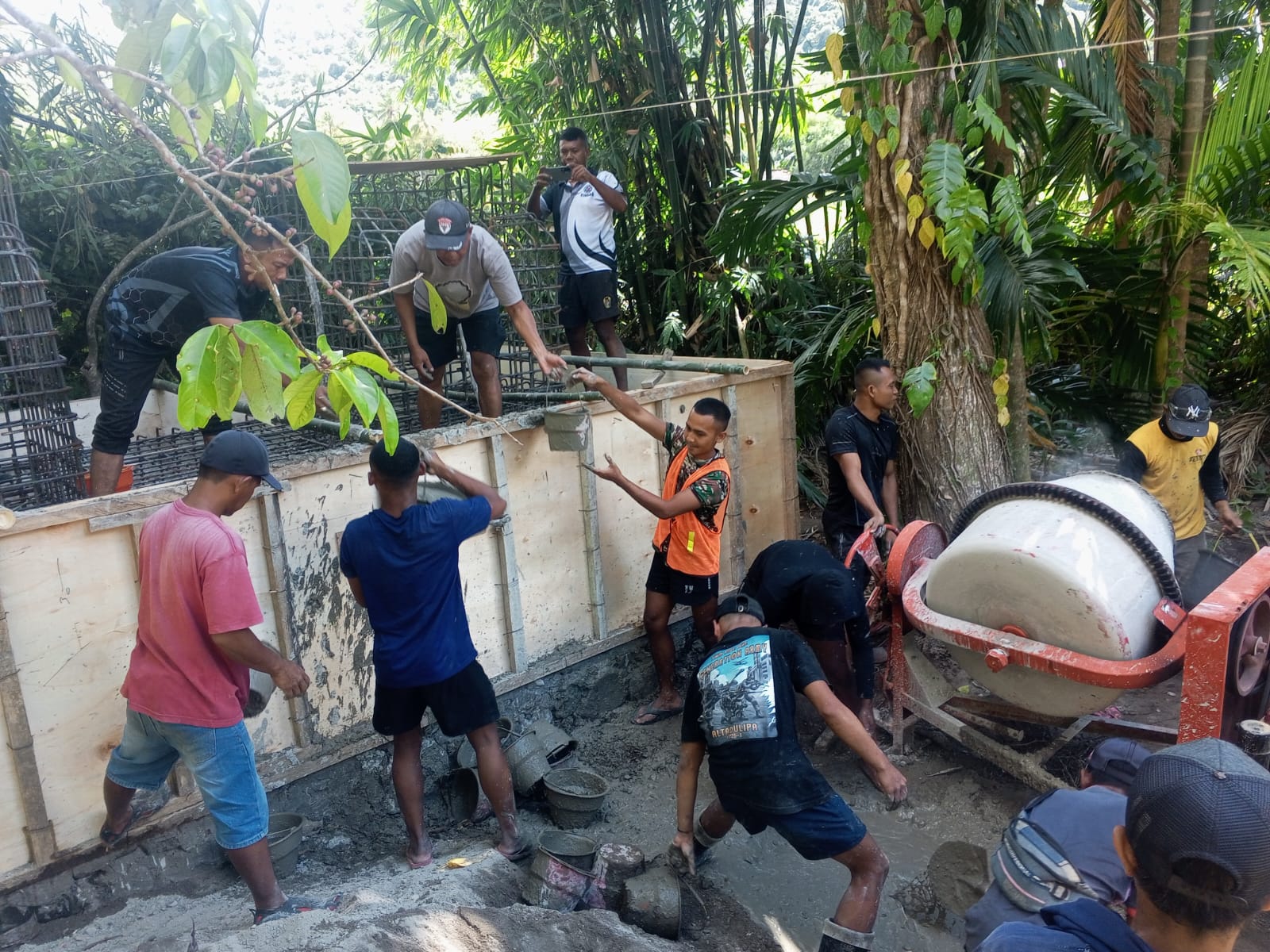 Gotong Royong TNI dan Warga, Pengecoran Pondasi Anchor Jembatan Garuda di Sumbawa Terus Dikebut