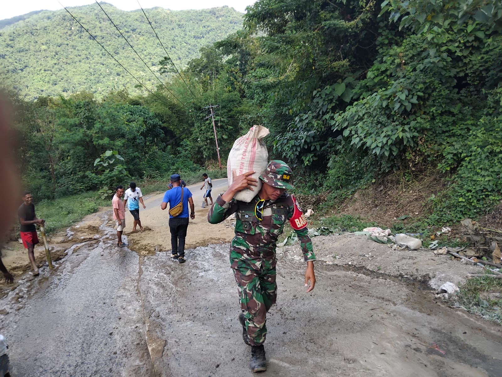 Semangat Gotong Royong, TNI dan Masyarakat Perbaiki Jalan Provinsi Labuan Bajo–Terang