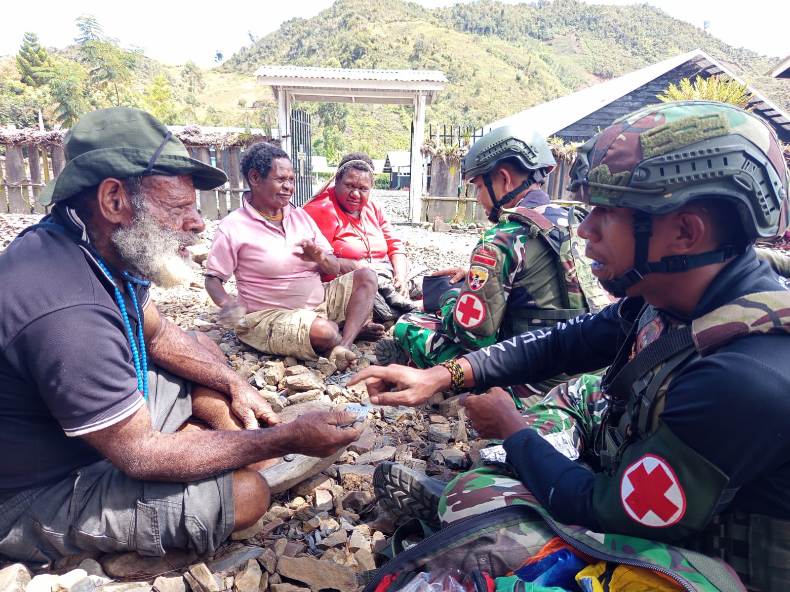 Hadir di Tengah Keterbatasan, Satgas Yonif 743/PSY Bawa Harapan bagi Masyarakat Papua