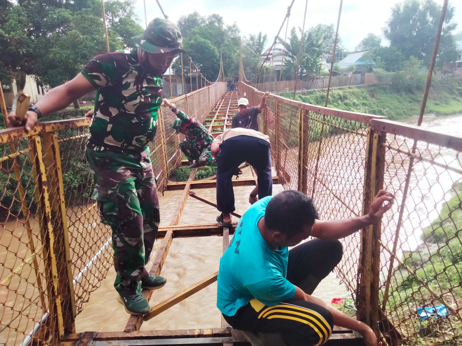 Semangat Gotong Royong Warnai Pembangunan Jembatan Perintis Garuda di Manggemaci