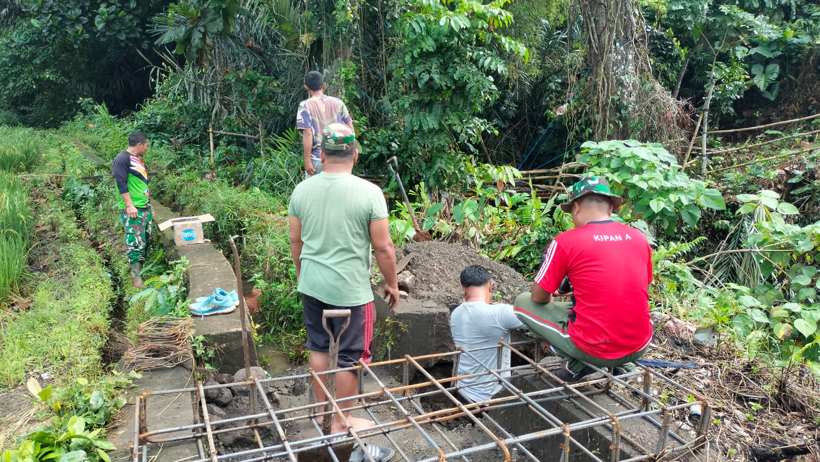 Lubang Pondasi Dilebarkan, Ikatan Besi Cakar Ayam Dikencangkan, Dandim Klungkung Pastikan Pondasi Jembatan Perintis Manduang Kuat