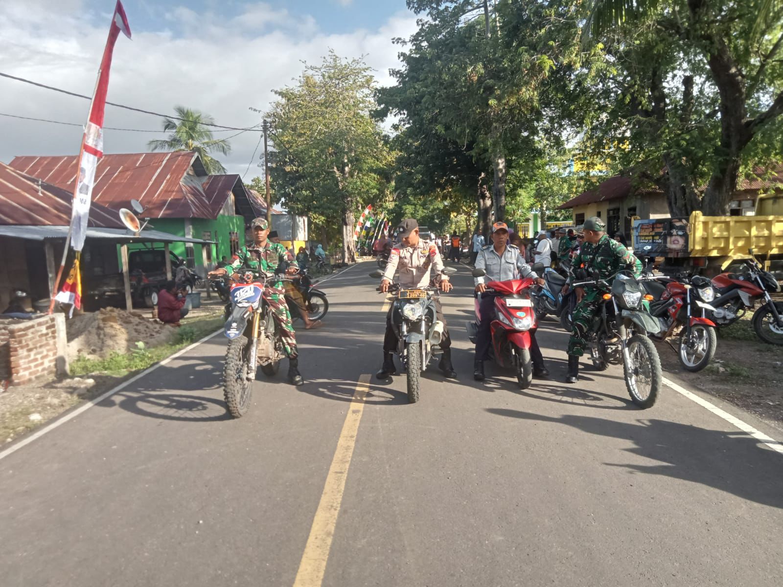 Babinsa dan Aparat Bersinergi Sukseskan Pawai Ta’aruf MTQ ke-31 Kabupaten Alor